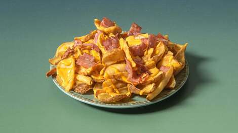 Πατάτες τηγανητές sauce cheddar & μπέικον